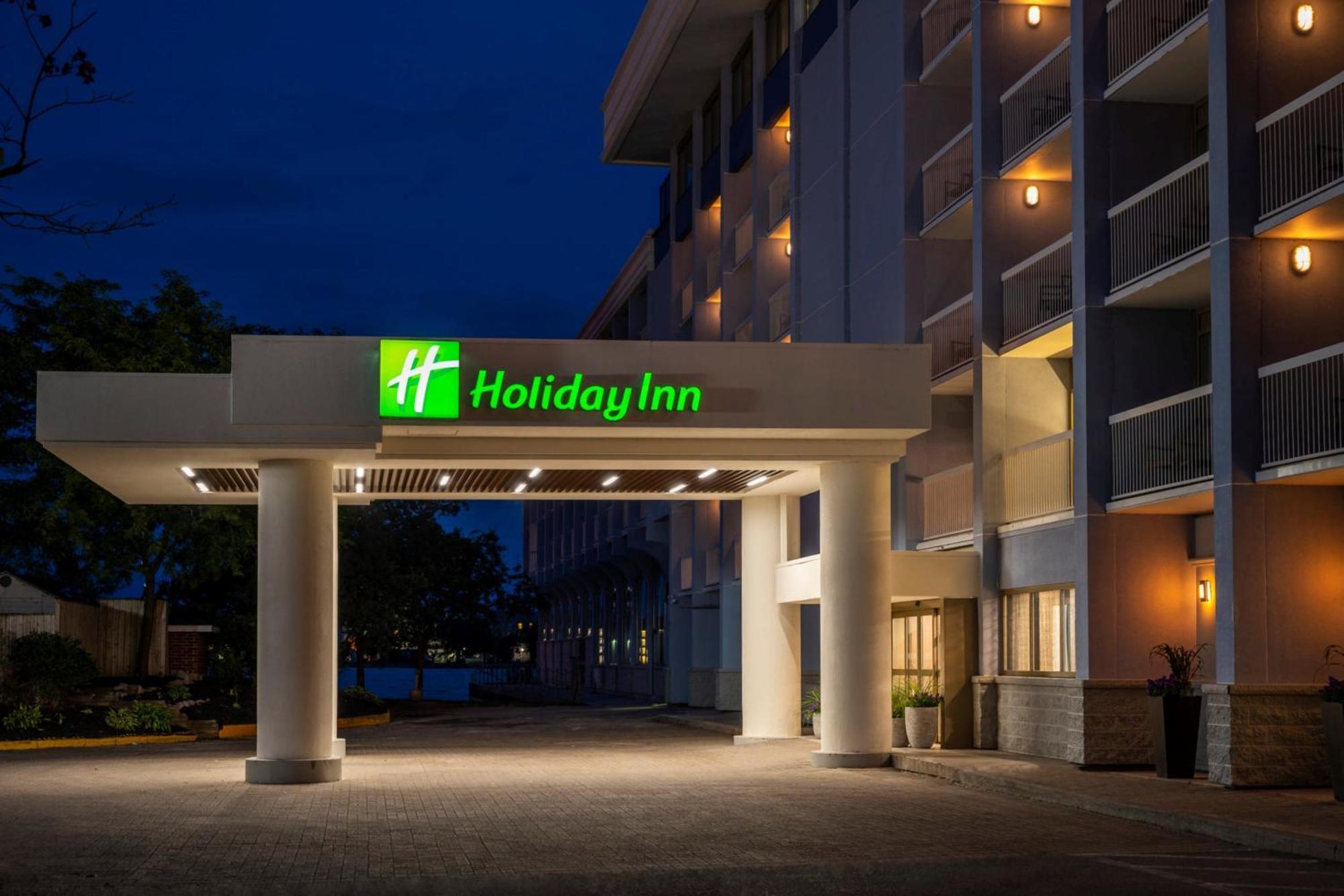 Holiday Inn & Suites Richmond West End Экстерьер фото